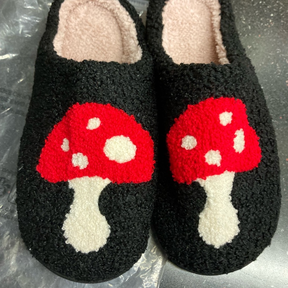 Mushroom slippers 🍄. Women’s size 7.5. New in package!